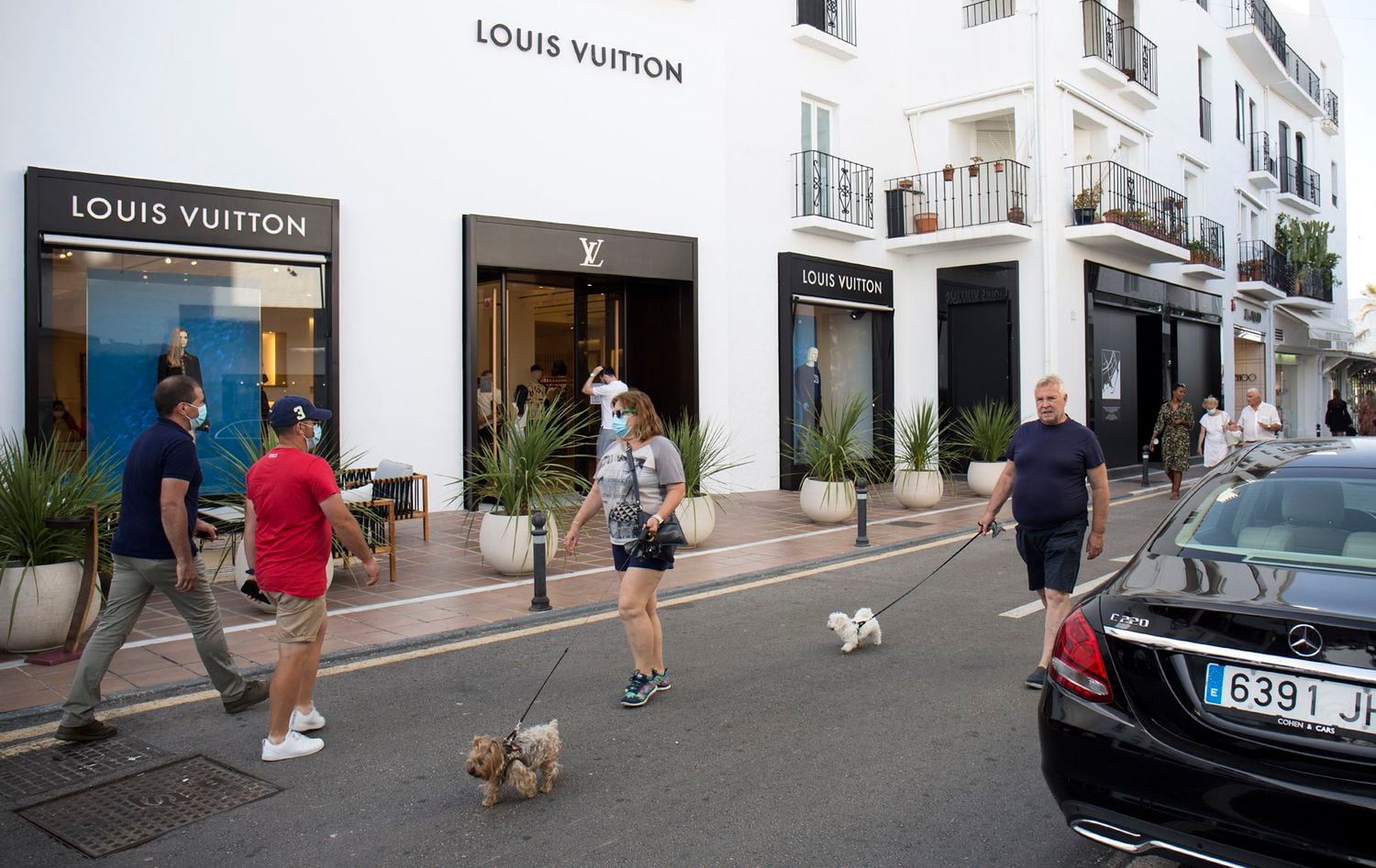 Tourists in front of luxury stores in Puerto Banús (Marbella).