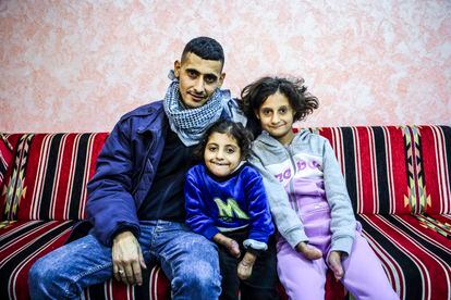Abdallah Abutuor,, 33, with his daughters Etaf, 5, in the center, and Malak, 13, in Ramallah (West Bank), on November 19.