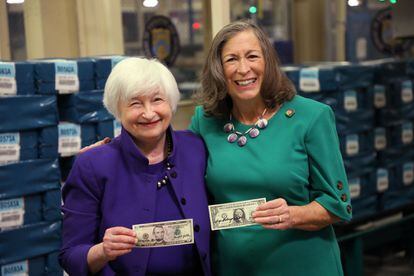 Janet Yellen, US Treasury secretary, left, and Lynn Malerba, treasurer of the United States, hold up signed banknotes in Fort Worth, Texas, US, on Thursday, Dec. 8, 2022.