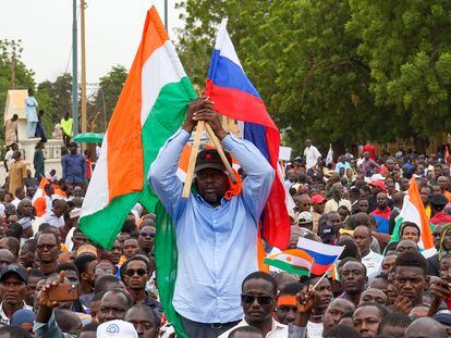 Citizens with Russian and Niger flags show their support for the military junta and their rejection of Ecowas sanctions, August 20, in Niamey.