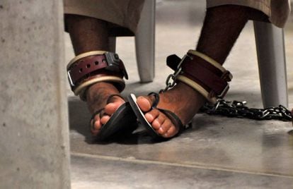 Legcuffs on the feet of a detainee in Guantanamo Bay (Cuba)