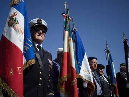 Veteranos de diferentes guerras portan banderas durante un homenaje en Tulle, este sábado, Día Nacional de la Resistencia en Francia. 