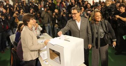 Catalan premier Artur Mas voting on Sunday in the company of his wife Helena Rakosnik.