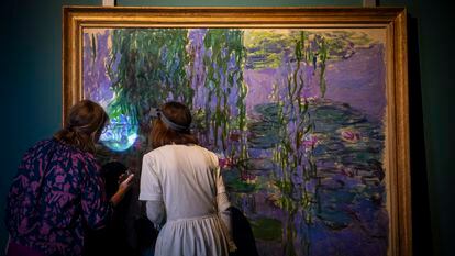 Curator Aurélie Gavoille and restorer Mónica Ruiz Trilleros examine a painting from Monet’s ‘Nenúfares’ series upon its arrival at CentroCentro.