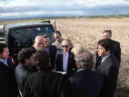 Las Vegas Sands Chairman Sheldon Adelson (center, wearing dark glasses) surrounded by Madrid politicians at the possible casion site in Alcorc&oacute;n