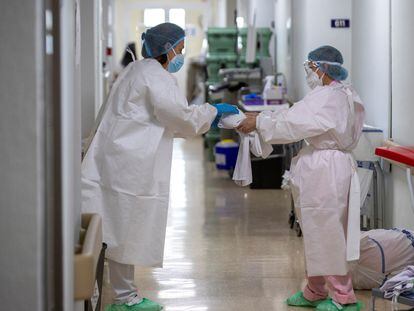 Workers at the Covid-19 wing of Txagorritxu Universitiy Hospital in Vitoria, in the Basque Country.