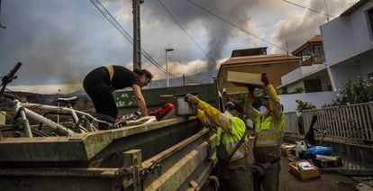 Residents of Todoque neighborhood collect their belongings after being evacuated on September 22. The area was later completely razed by the lava. 
