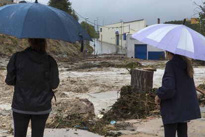 Residents inspect the River Clariano in Ontinyent (Valencia).