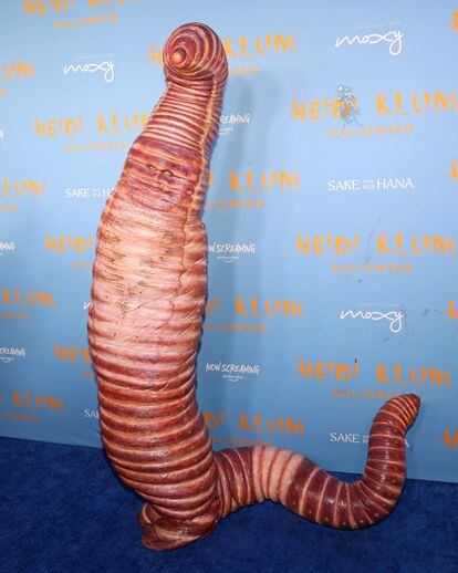 Victoria’s Secret angel, television host, businesswoman and…worm? If there’s one thing that Heidi Klum takes as seriously as a red carpet, it’s Halloween. The German’s annual parties, whose 21st edition took place in 2022 after a hiatus because of the pandemia, are legendary for no other reason than her costumes. Last Halloween, she showed up as a fishing worm. Her costume, which involved 10 hours of work, would not have been complete without her other half: her husband Tom Kaulitz dressed as a fisherman.