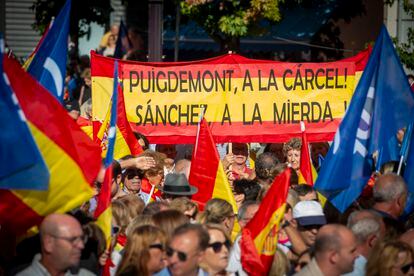 The price, however, will be costly. Sánchez would also depend on the backing of the Catalan separatist party Junts, whose leader, Carles Puigdemont, is a fugitive from Spanish law residing in Brussels, where he holds a European Parliament seat.