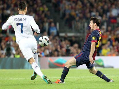 Cristiano Ronaldo (l) and Leo Messi during Sunday&#039;s match. 