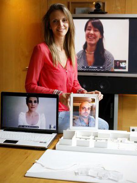 Pilar Moreno holds a video chat with her fellow architects Beatriz Asensio (l) in Luxembourg, Mario Fernández (r) in Shanghai, and Bárbara García (c) in Hong Kong.