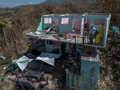 Ramón Loya in the rubble of his relatives' house destroyed by 'Otis' in Pie de la Cuesta (State of Guerrero).