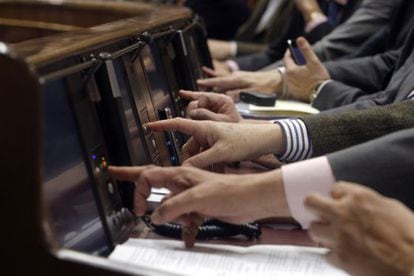 Deputies voting electronically in Congress.