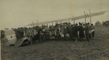 El avión utilizado durante la masacre de Napalpí, fotografiado por el equipo del etnólogo Lehmann Nitsche, en 1924
