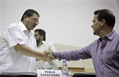 FARC negotiator Pablo Catatumbo (l) shakes hands with Colombia&#039;s government negotiator Frank Pearl in Havana Sunday.
 