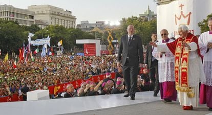 Pope Benedict XVI salutes the hundreds of thousands of World Youth Day pilgrims who flocked to Madrid's Cibeles square on Thursday.