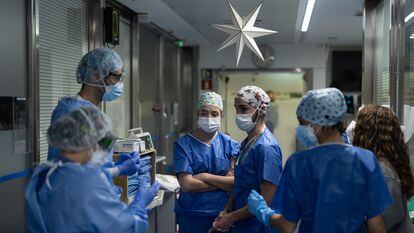Healthcare staff in the Hospital Clínic, Barcelona, earlier this month.