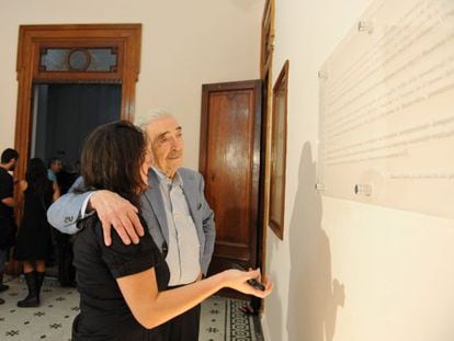Gelman and Macarena look at a plaque dedicated to Mar&iacute;a Claudia.