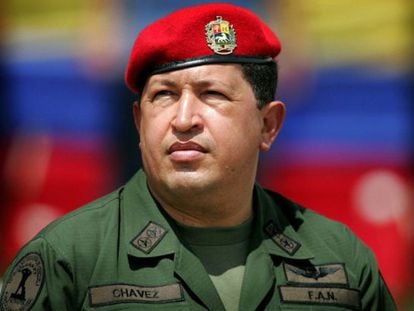 Hugo Ch&aacute;vez attending a military parade in Caracas in 2005. 