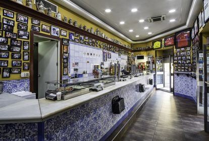 Located at the heart of the Madrid tapas area at 58, Calle Ponzano, El Doble is a classic cañas bar, where the beer is served in long 40cc glasses. “It's the perfect size for keeping a head on the beer,” says a staff member. Opened in 1987 by Román del Puerto, it is adorned by Talavera de la Reina tiles and serves appetizers the good old way, on freshly toasted bread, making it a ‘go-to’ for foodies who also rate its grilled prawns and English-style chips.