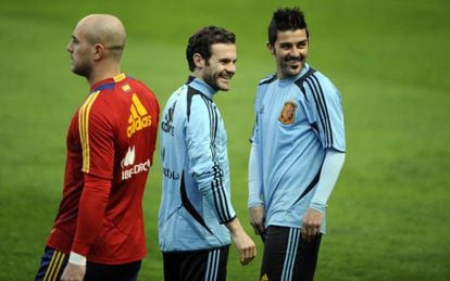 Spain&#039;s players Jos&eacute; Reina (L), Juan Mata (C) and David Villa attend a training session at El Molin&oacute;n stadium on Thursday.