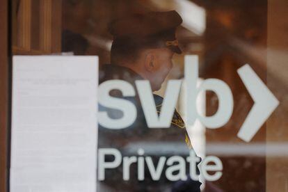 A police officer controls an access to a branch of Silicon Valley Bank in Wellesley, Massachusetts, on March 13, 2023.