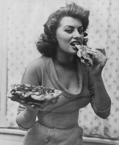 Sofia Loren eating pizza in 1954.
