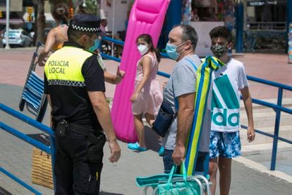 Local police ensure people are wearing face masks near La Misericordia beach in Málaga.