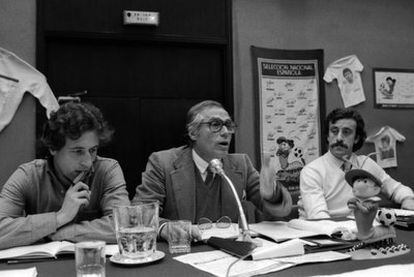 A scene from a 1982 strike meeting with then-Real Madrid player Vicente del Bosque on the right.