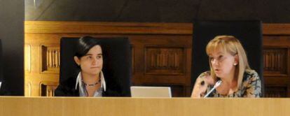 Montserrat Triana Martínez (left) sitting next to Isabel Carrasco at León Provincial Council.