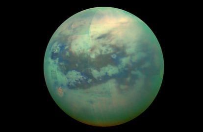 Облака Титана, крупнейшего спутника Сатурна, состоят из углеводородов, выпадающих в осадок в виде дымки метанового газа.