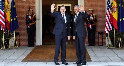 Spanish acting prime minister Mariano Rajoy and US President Barack Obama greet the press outside La Moncloa.