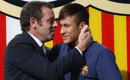 Rosell embraces Neymar on the day of his presentation.
