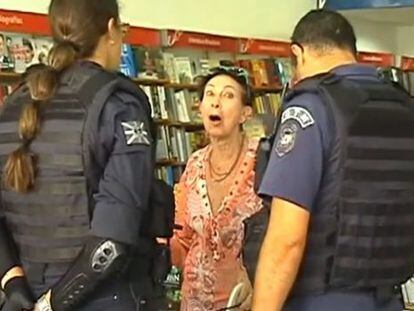 Davina Aparecida Castelli is questioned by police officers in São Paulo.
