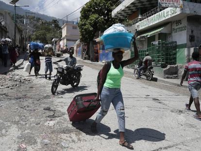 Residents flee their homes to escape clashes between armed gangs in the Carrefour-Feuilles district of Port-au-Prince, Haiti, Aug. 25, 2023. The United Nations Security Council approved on Oct. 2 the deployment of an international armed force to Haiti.