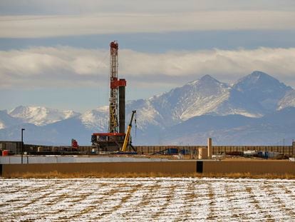 Oil and gas extraction infrastructures in Loveland, Colorado (USA).