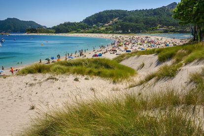 In 2007 the British newspaper ‘The Guardian’ claimed that Rodas was the best beach in the world. Now, readers of ‘El Viajero’ have ranked it as Spain’s second prettiest. Everything about this sand strip located in the Cíes islands, in the northwestern region of Galicia, reminds visitors of the Caribbean – except for the freezing water, of course. Rodas has white sand and crystal-clear waters, it flies a blue flag and emanates a sense of well-being that comes from sitting at the opening of the Vigo estuary, with the Atlantic on all sides. It is best for visitors not to pile up near the wharf where the boats dock, and instead spread out across the sandy strip. Down in the back, where the pine trees’ roots are exposed to the elements, it is possible to walk to the lagoon, although the best panoramic views on this isthmus that joins two islands are to be found on the road to the lighthouse, in the elevated spot known as Campana. In order to avoid saturation, visitors must first obtain a permit from the regional government before purchasing a boat ticket. Applications can be made <a href="https://autorizacionillasatlanticas.xunta.gal/illasr/inicio?lang=en">here</a>.