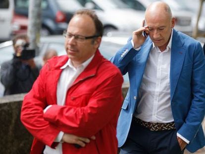 Prosecutor Antonio Roma (in red jacket) and Judge Luis Aláez several days after the accident.