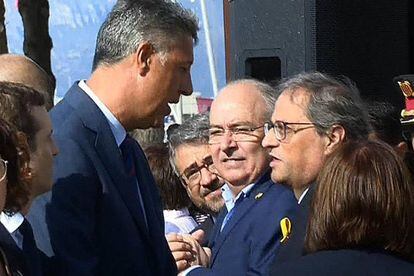 PP politician Xavier García Albiol (l) and Quim Torra argue on Friday over the latter’s comments about “attacking the Spanish state” ahead of a memorial service in Cambrils.