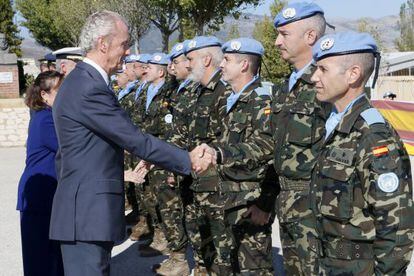 Spanish Defense Minister Pedro Morenés visits troops in Lebanon last week in an image supplied by the Ministry of Defense.
