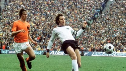 Franz Beckenbauer (right) and Johan Cruyff, during the 1974 World Cup final.