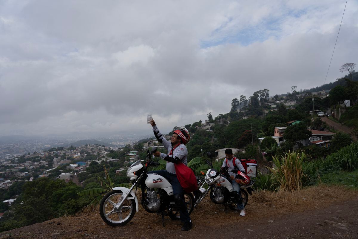 First it’s asphalt and then dirt roads. We’re in the weeds. From the top of the Canaán neighborhood you have one of the best panoramic views of T