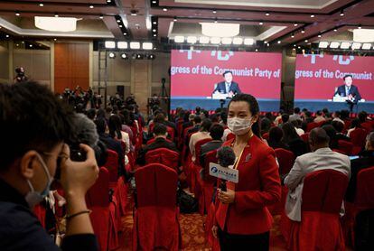 A journalist reports before the cameras on the congress of the Communist Party of China, on October 21 in Beijing.