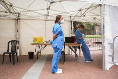 Nurses waiting for people to show up for vaccination at Plaza Roja in the Barcelona neighborhood of Ciutat Meridiana.