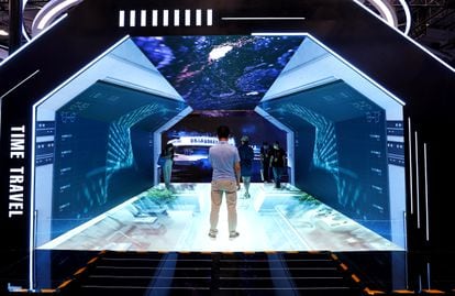 Visitors experience the metaverse at the Beijing Trade Fair. 