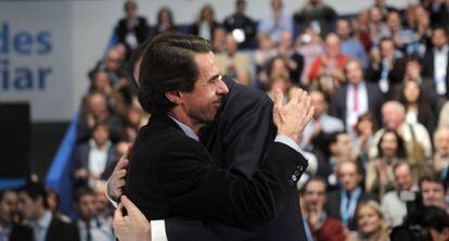 Aznar and Rajoy embrace during a PP rally in 2011.