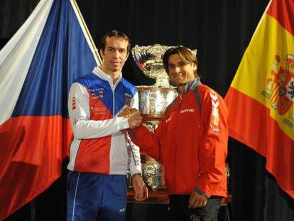 Radek Stepanek (left) and David Ferrer pose in front of the Davis Cup trophy ahead of the final. 