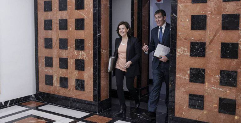 Soraya Sáenz de Santamaría, con el presidente de Canarias, Fernando Clavijo, este lunes.