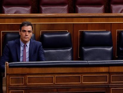 Pedro Sánchez (l) and Pablo Iglesias in Congress today.